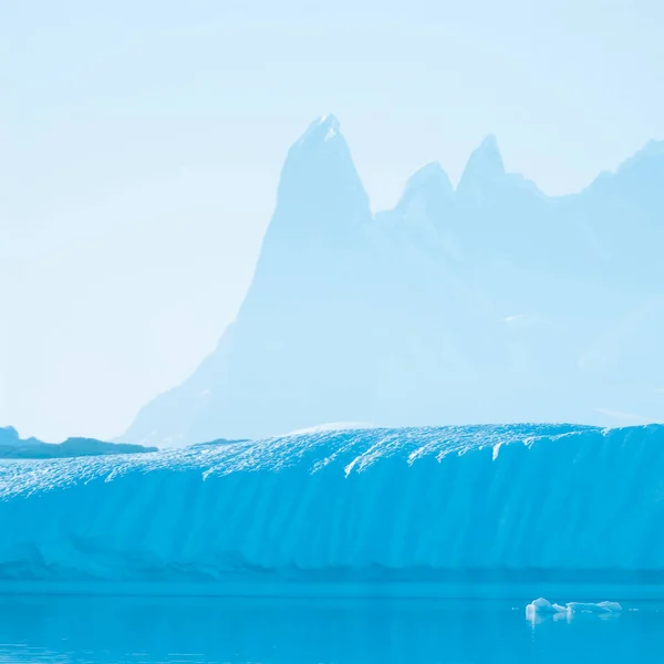 Paisaje Costero Estrecho Lemaire Montañas Icebergs Península Antártica Antártida —  Fotos de Stock