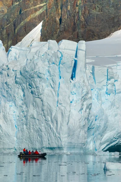 Touristes Observant Glacier Sur Antarctique Baie Paradis Péninsule Montréalaise — Photo