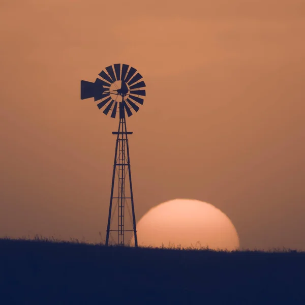 Windmolen Het Platteland Bij Zonsondergang Pampas Patagonië Argentinië — Stockfoto