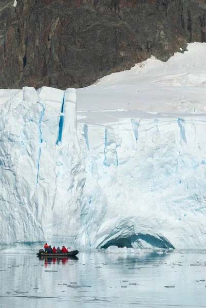 Туристи Спостерігають Льодовиком Антарктиді Раю Антарктичному Півострові — стокове фото