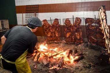 Gaucho ızgarası, barbekü, sosis ve inek kaburgası, geleneksel Arjantin mutfağı.
