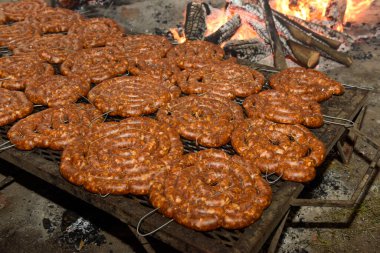 Barbekü, sosis ve inek kaburgası, geleneksel Arjantin mutfağı, Patagonya, Arjantin.