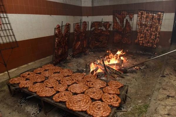Barbekü, sosis ve inek kaburgası, geleneksel Arjantin mutfağı, Patagonya, Arjantin.
