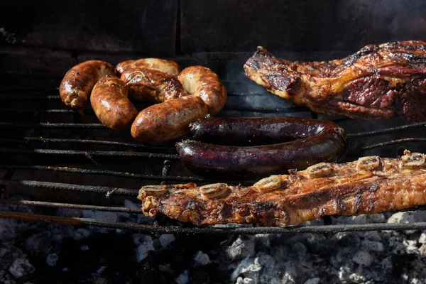 Μπάρμπεκιου Ψητά Λουκάνικα Και Αγελαδινό Κρέας Παραδοσιακή Κουζίνα Αργκεντίν — Φωτογραφία Αρχείου