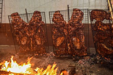 Izgara, sosis ve inek kaburgası, geleneksel Arjantin mutfağı, Patagonya, Arjantin.