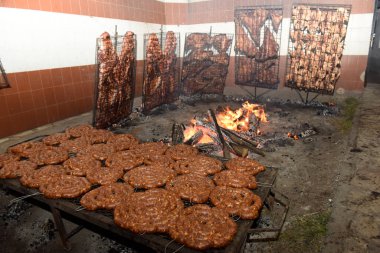 Kızarmış mangal, sosis ve inek kaburgası, geleneksel Arjantin mutfağı, Patagonya, Arjantin.
