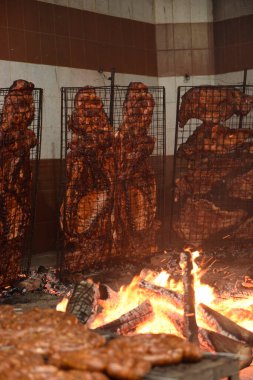 Izgara, sosis ve inek kaburgası, geleneksel Arjantin mutfağı, Patagonya, Arjantin.