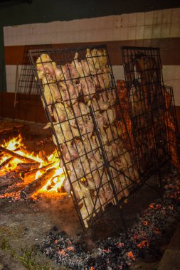 Kızarmış mangal, sosis ve inek kaburgası, geleneksel Arjantin mutfağı, Patagonya, Arjantin.