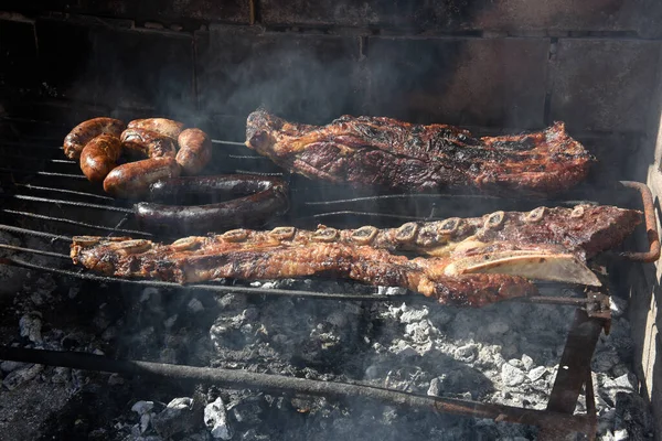 Μπάρμπεκιου Ψητά Λουκάνικα Και Αγελαδινό Κρέας Παραδοσιακή Κουζίνα Αργκεντίν — Φωτογραφία Αρχείου