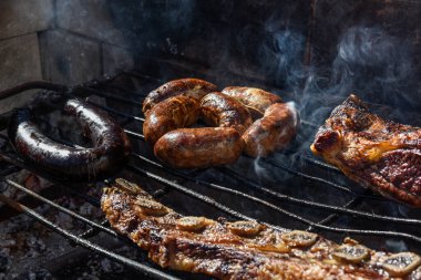 Barbekü, ızgara sosis ve inek eti, geleneksel Arjantin mutfağı.