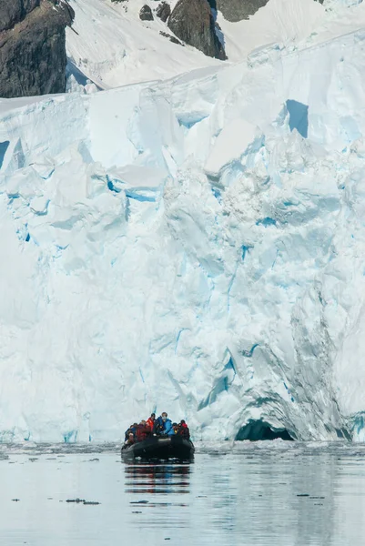 Turistas Observando Glaciar Antártida Cerca Península Antártica — Foto de Stock