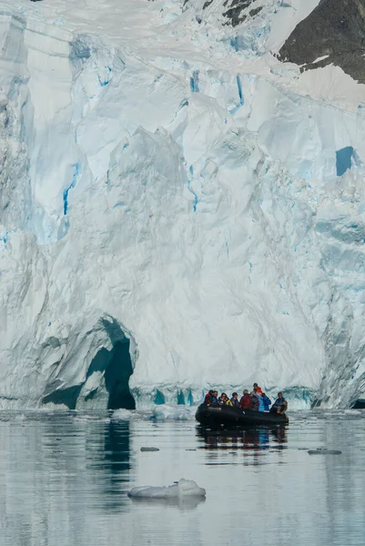 Turistas Observando Glaciar Antártida Cerca Península Antártica —  Fotos de Stock