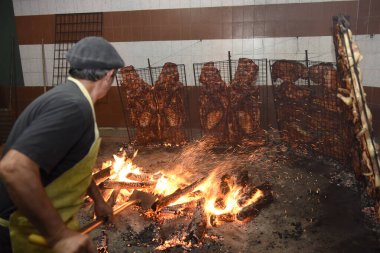 Kızarmış mangal, sosis ve inek kaburgası, geleneksel Arjantin mutfağı, Patagonya, Arjantin.