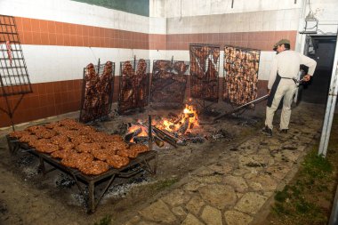 Kızarmış mangal, sosis ve inek kaburgası, geleneksel Arjantin mutfağı, Patagonya, Arjantin.