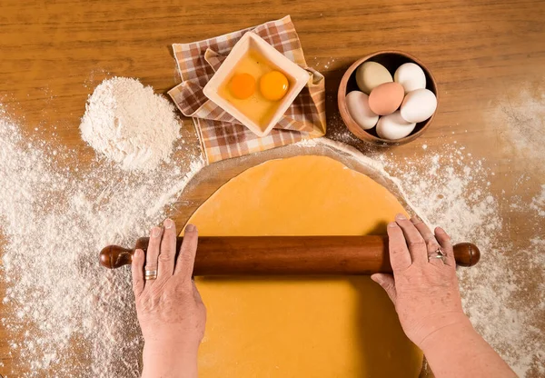 Mãos Cortando Macarrão Com Ingredientes Mesa Comida Italiana Caseira — Fotografia de Stock