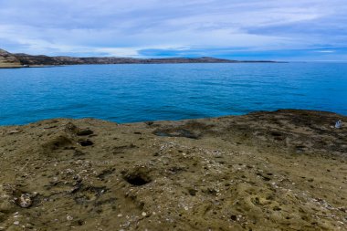 Yarımada Valdes, Dünya Mirası, Patagonya Arjantin 'deki kayalıkları olan kıyı manzarası