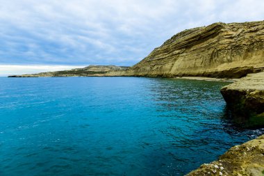 Yarımada Valdes, Dünya Mirası, Patagonya Arjantin 'deki kayalıkları olan kıyı manzarası