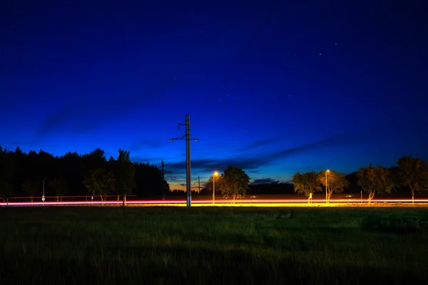 Νύχτα ουρανό και δασικός δρόμος — Φωτογραφία Αρχείου