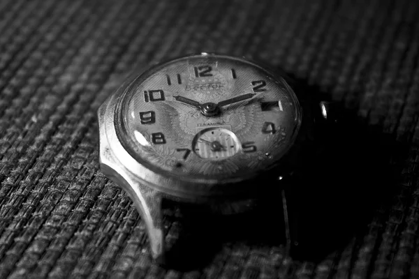 Reloj en blanco y negro —  Fotos de Stock