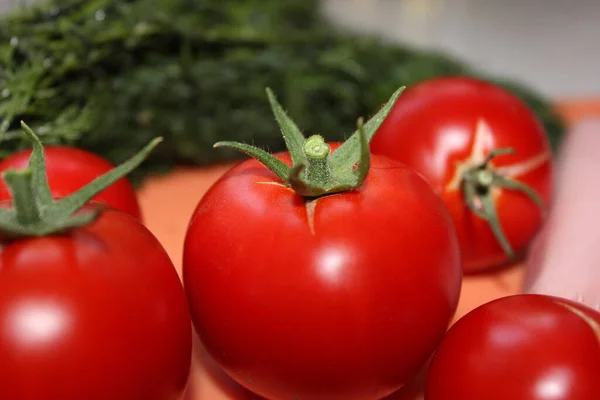 写真では ハーブのトマトがテーブルの上にあります 庭の新鮮な野菜 — ストック写真