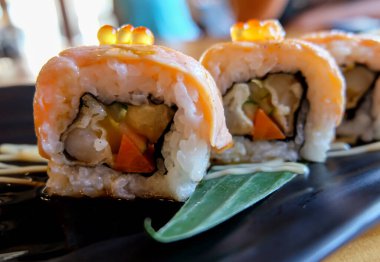 Suşi restoranda Japon yemeği yapar. Japon restoran menüsü