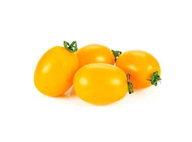 Beyaz arka plan üzerinde izole sarı kiraz domates.
