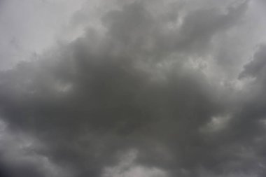 Gri bulutlu dramatik bir gökyüzü. Uğursuz fırtına bulutları