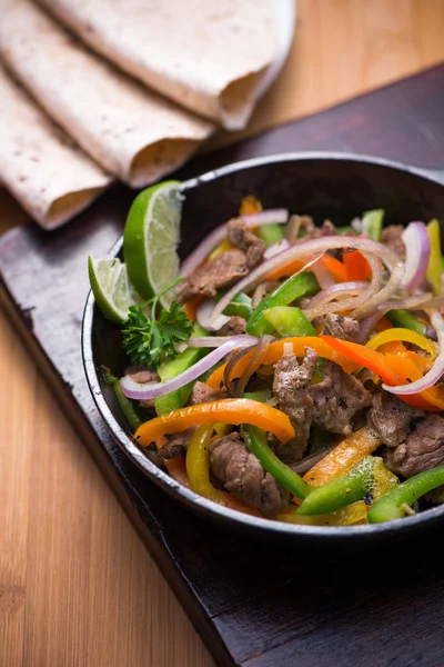 Fajita de boeuf dans la casserole — Photo