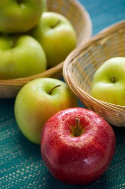 Taze Organik Elmalar