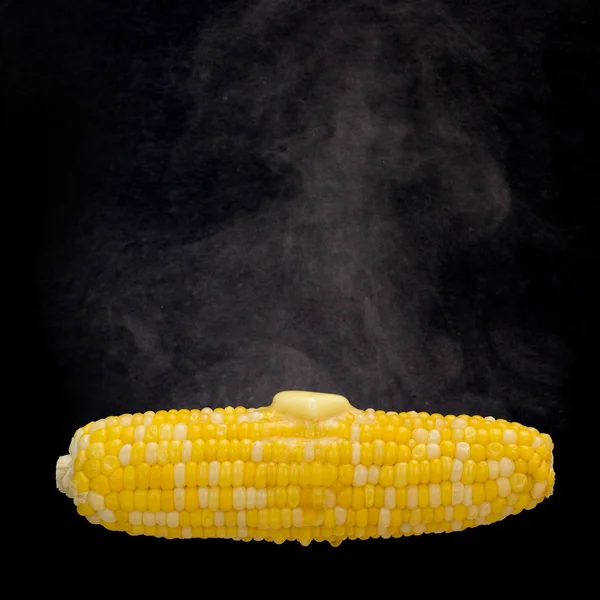 蒸玉米与黄油融化 (剪切路径上玉米公司 图库图片