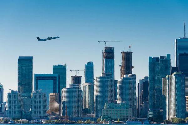 Plane flys over the city — Stock Photo, Image