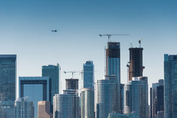 Plane flys over the city — Stock Photo, Image