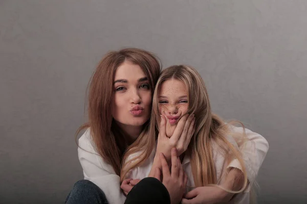 Two Sisters Close Grimace Camera Pout Lips Older Sister Hugged — Stock Photo, Image