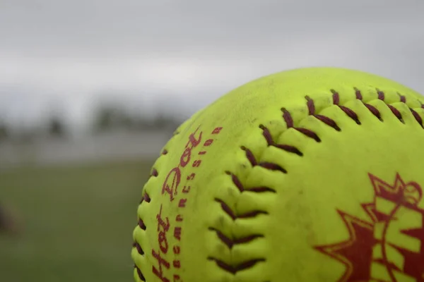 Grön Baseball Boll För Amerikansk Baseball Baseballplan Bland Grönt Gräs — Stockfoto