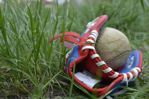 Ett Par Handskar Baseball Svart Och Orange Livboj Ligger Ett — Stockfoto