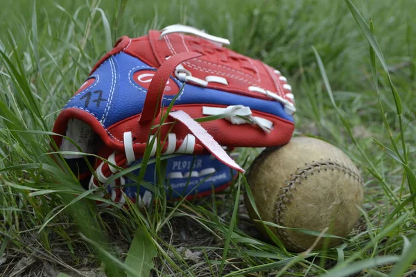 Ett Par Handskar Baseball Svart Och Orange Livboj Ligger Ett — Stockfoto