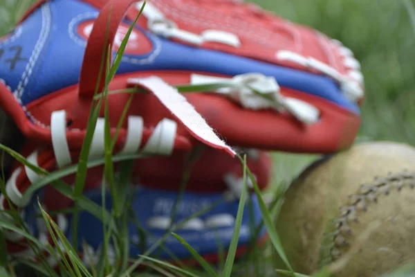 Ett Par Handskar Baseball Svart Och Orange Livboj Ligger Ett — Stockfoto