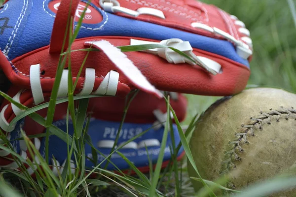 Ett Par Handskar Baseball Svart Och Orange Livboj Ligger Ett — Stockfoto