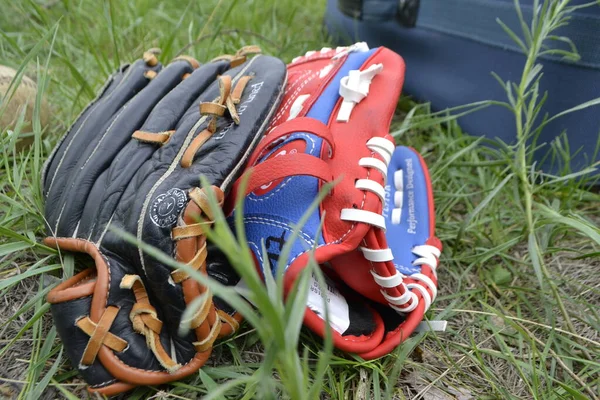 Egy Pár Kesztyű Baseball Fekete Narancssárga Mentőmellény Fekszik Egy Kötélen — Stock Fotó