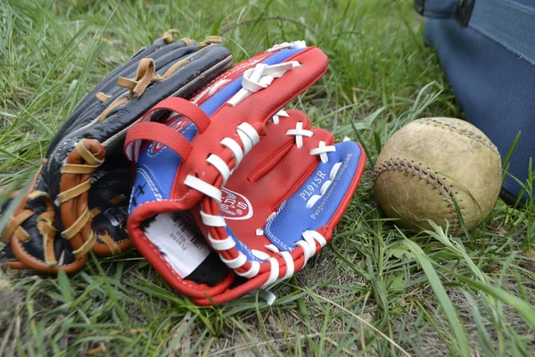 Ett Par Handskar Baseball Svart Och Orange Livboj Ligger Ett — Stockfoto