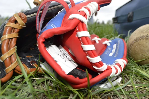 Ett Par Handskar Baseball Svart Och Orange Livboj Ligger Ett — Stockfoto