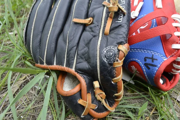 Par Luva Beisebol Preto Laranja Lifebuoy Deitado Uma Corda Praia — Fotografia de Stock