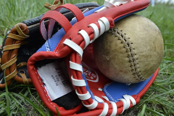 Ett Par Handskar Baseball Svart Och Orange Livboj Ligger Ett — Stockfoto