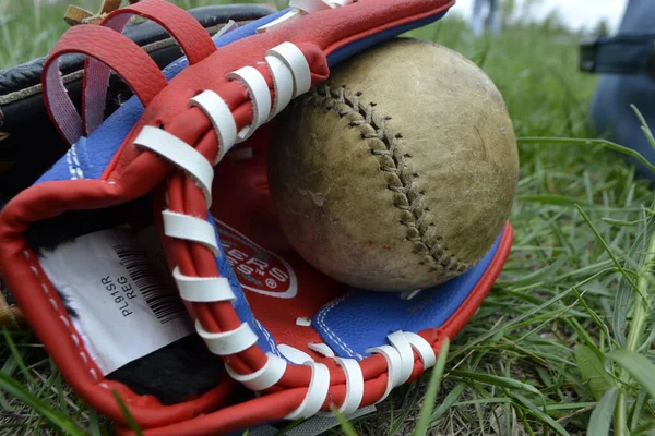 Ett Par Handskar Baseball Svart Och Orange Livboj Ligger Ett — Stockfoto