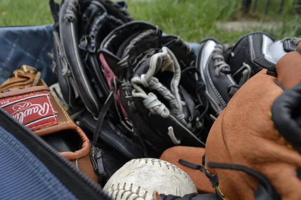 Ett Par Handskar Baseball Svart Och Orange Livboj Ligger Ett — Stockfoto