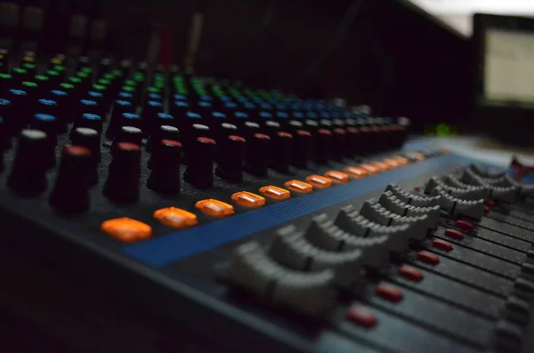 DJ 'ler için radyo ses kontrol karıştırıcısı resmi