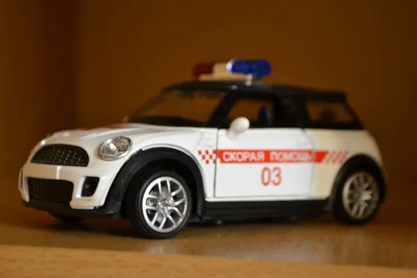 Küçük, güzel bir ambulans modelini oyuncakla kapatın.