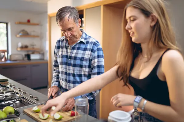 白种人的祖父和孙女在厨房准备冰沙 积极健康的家庭退休生活方式 — 图库照片