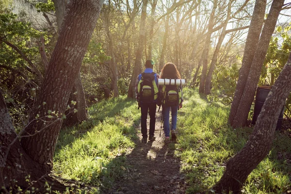 Happy Diverse Couple Backpacks Hiking Countryside Healthy Active Outdoor Lifestyle — Stock Photo, Image