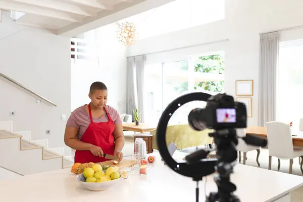 Africano Americano Size Mulher Corte Frutas Fazendo Vlog Cozinha Estilo — Fotografia de Stock